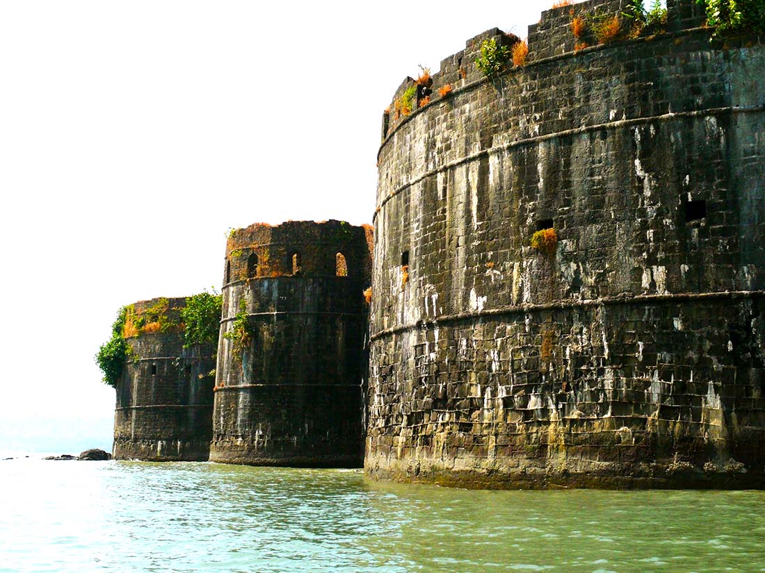 The mighty bastions of the Janjira Fort. Image Source: Wikimedia Commons