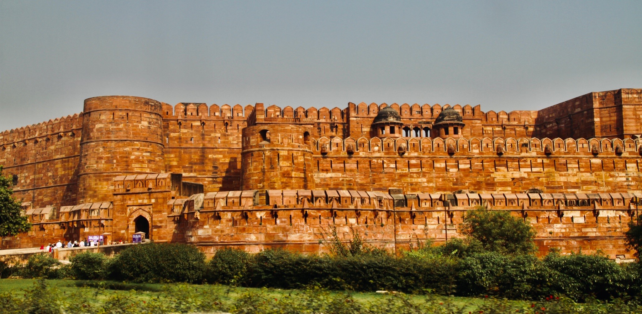 Ramparts of the Agra Fort. Image Source: Wikimedia Commons