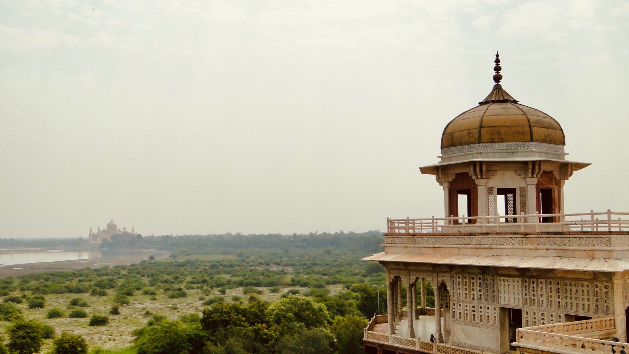 Musamman Burj and the Taj Mahal at a distance. Image Source: Flickr