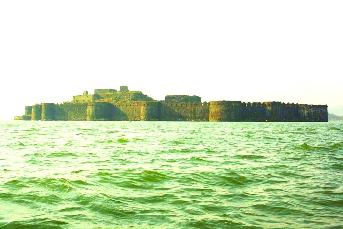 The architecture of the Janjira Fort gives the impression that it is floating amidst rocky waters of Arabian Sea. Image Source: Wikimedia Commons.