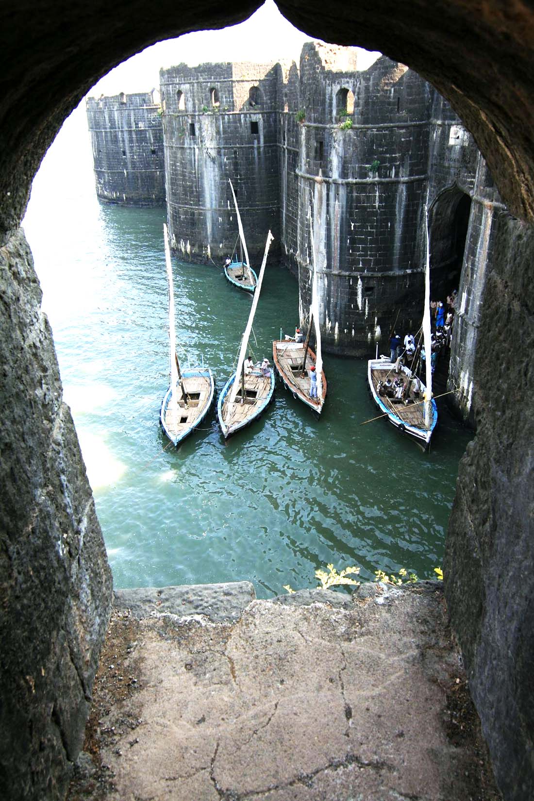 The entrance from Sher Darwaza to the fort of Janjira. Image Source: Wikimedia Commons.