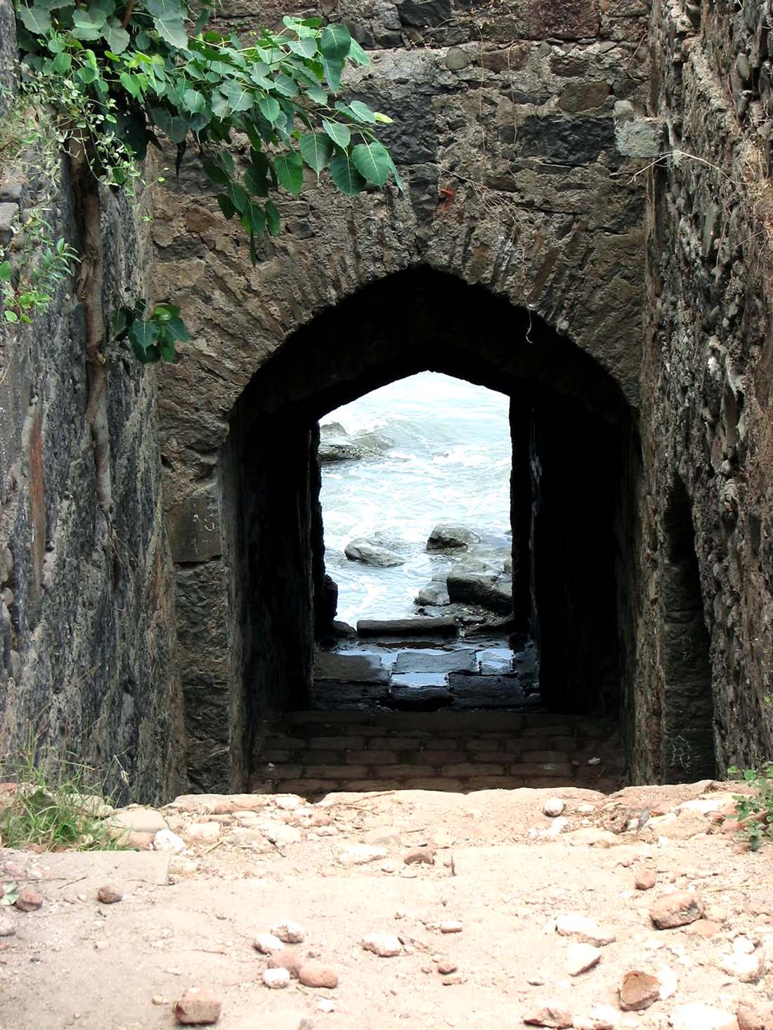 The hidden Chor Darwaaza opens itself to the endless sea. Image Source: Wikimedia Commons.