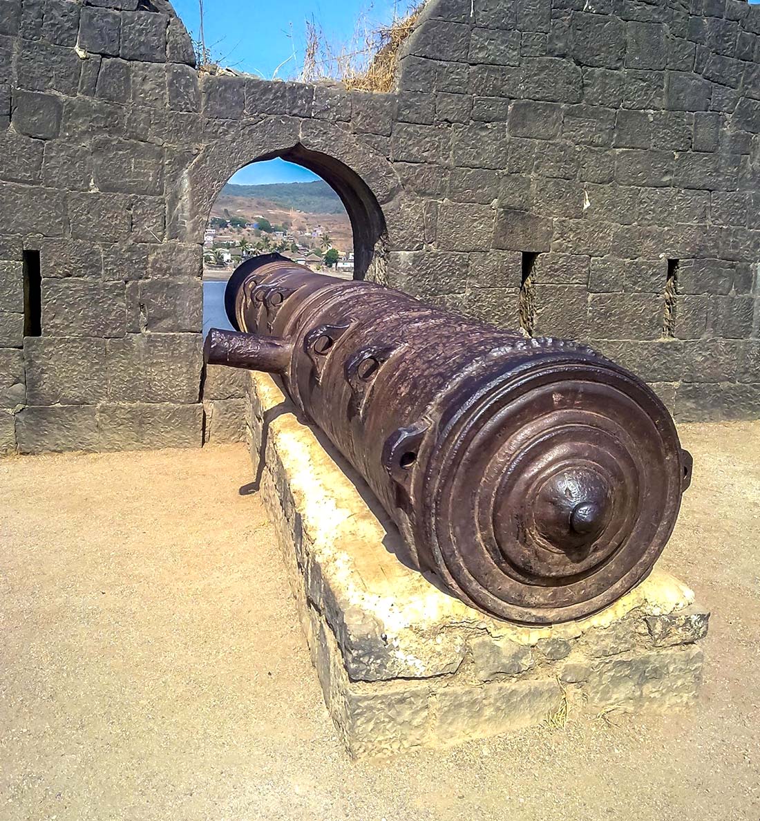 Kalak Bangdi- the third largest cannon of India, stationed at Janjira Fort. Image Source: Wikimedia Commons.