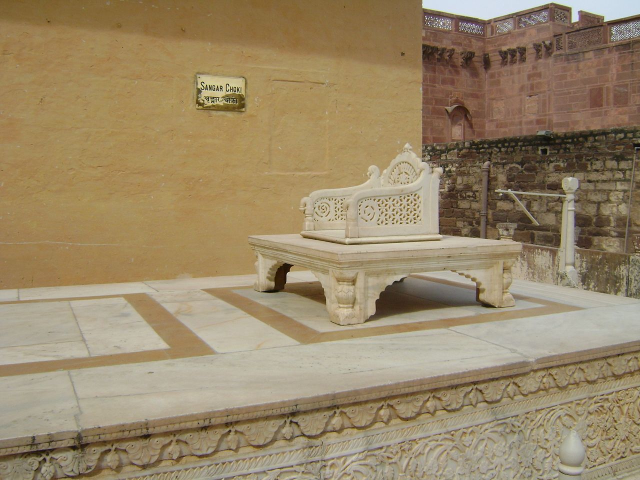 Marble throne at Shringar Chowk. Image Source: Wikimedia Commons