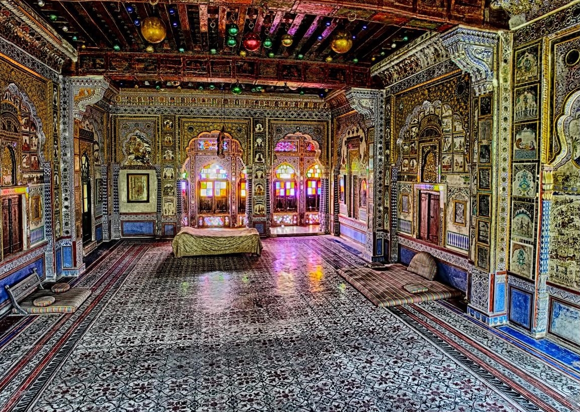 The opulent Takht Vilas reflecting bright light and brilliance of miniature wall paintings. Image Source: Flickr.
