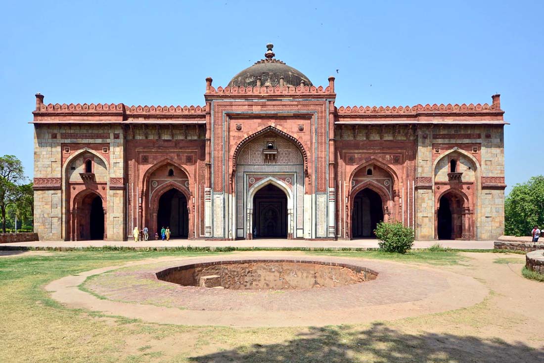 The Qila-e-Kuhna Mosque. Image Source: Wikimedia Commons