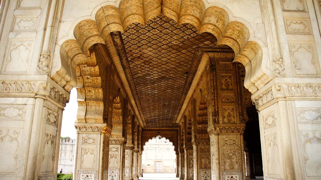 A view of the interiors of Diwan-i-Khas. Image Source: Wikimedia Commons