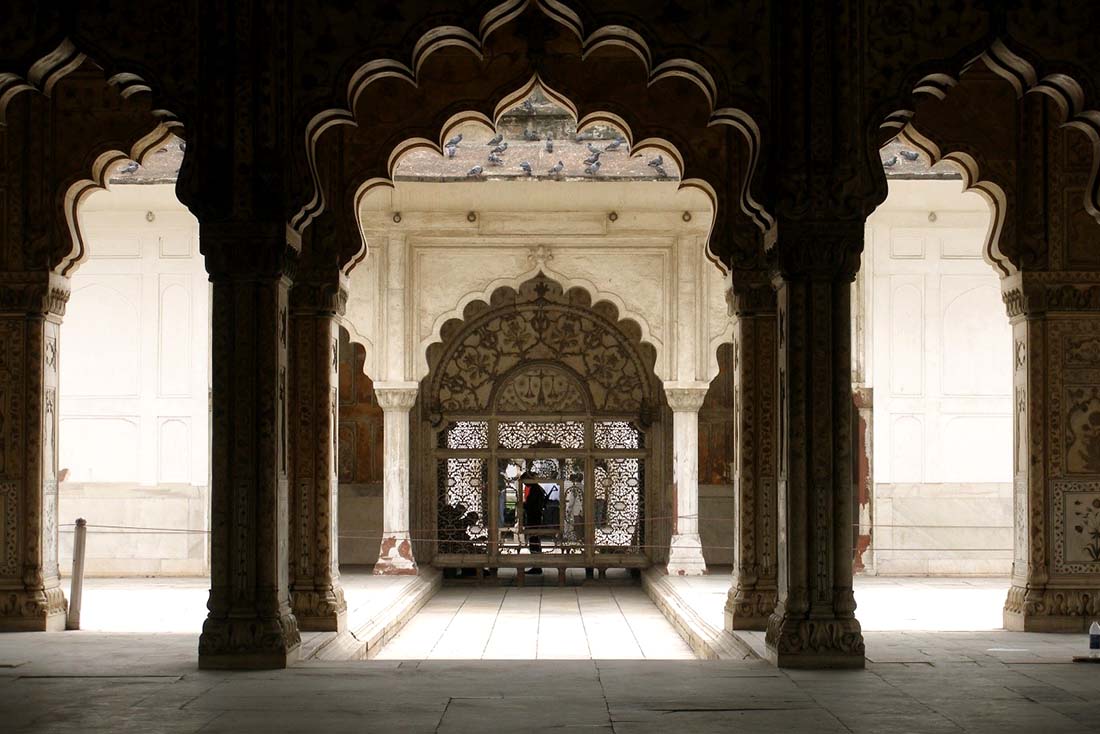 A view of carved marble screen beneath which the Nahr-i-Bahisht flowed, Khas Mahal. Image Source: Wikimedia Commons