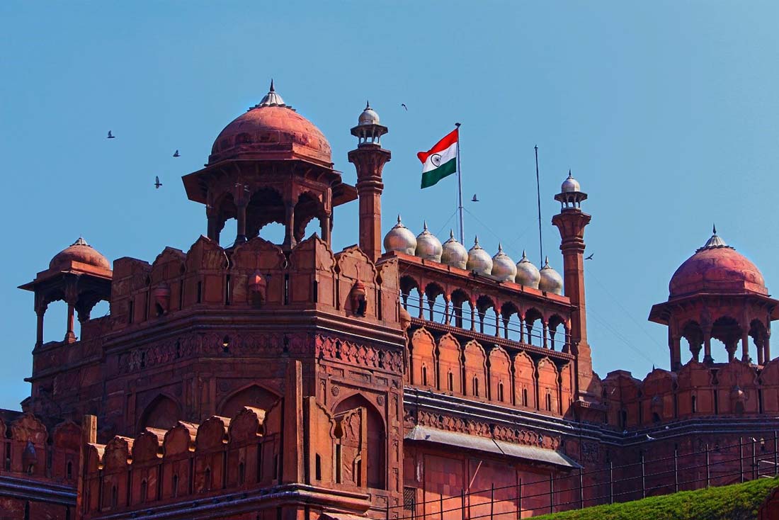 The Tricolour flying at the Red Fort. Image Source: Wikimedia Commons